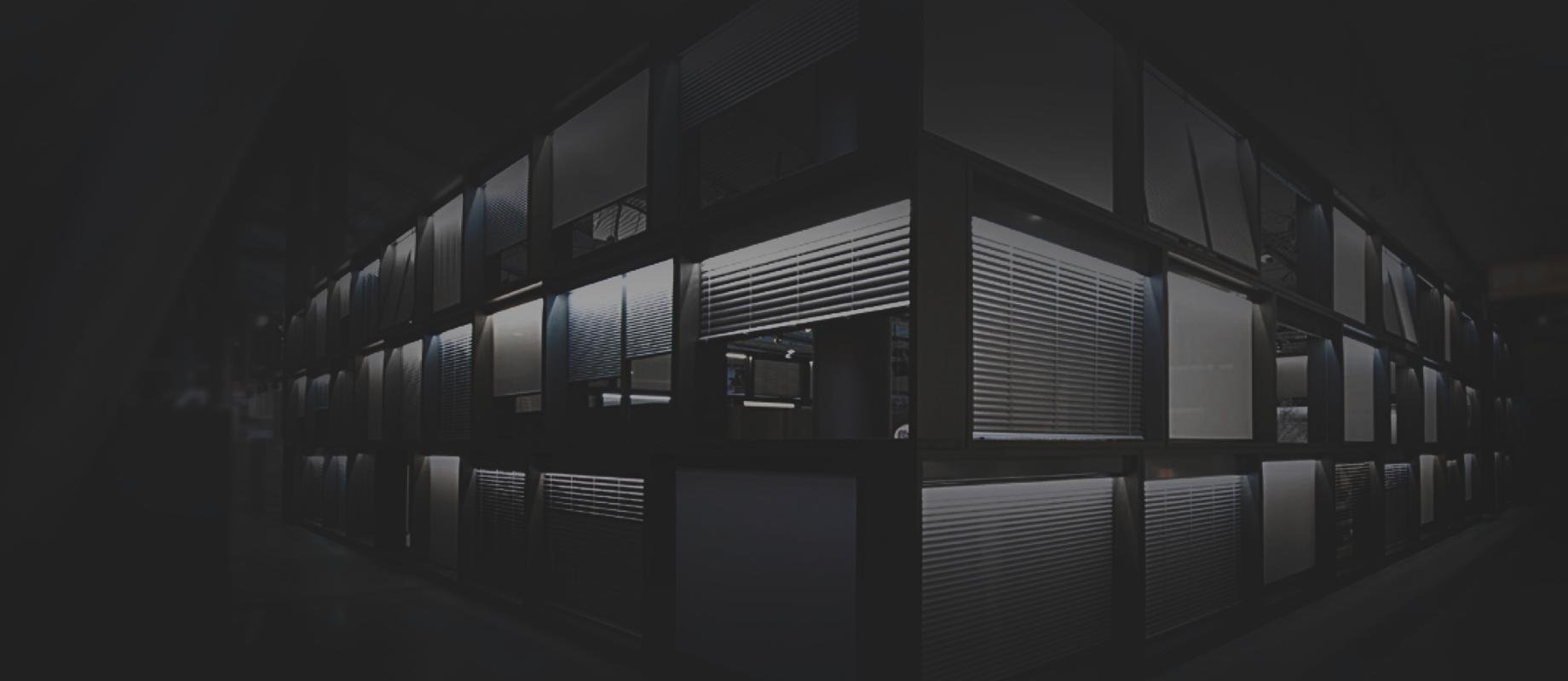 Stand d'exposition composé d'un mur à 3 niveaux avec divers échantillons produits