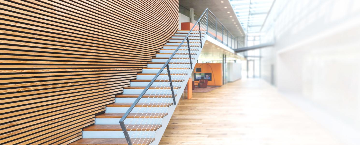 Entrée du bâtiment clair avec escalier menant à l'étage supérieur