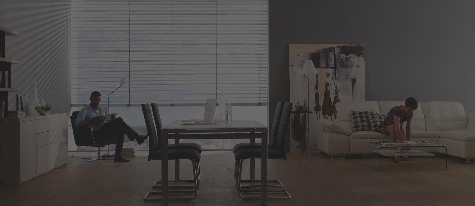 Femme et homme sont assis dans l'espace salon / salle à manger