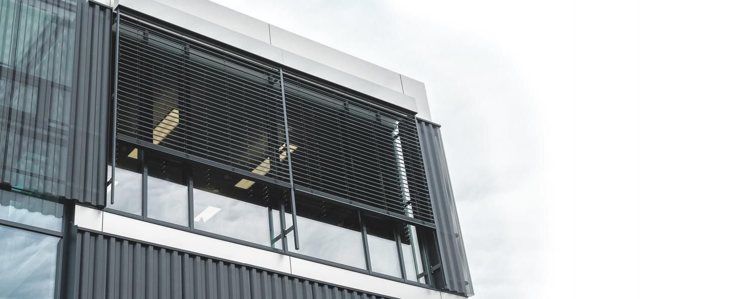 Immeuble de bureaux, le jour, avec brise-soleil en façade