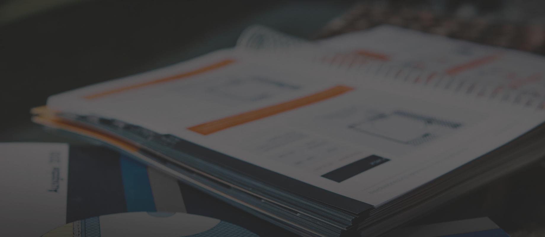 Table avec le catalogue ROMA ouvert