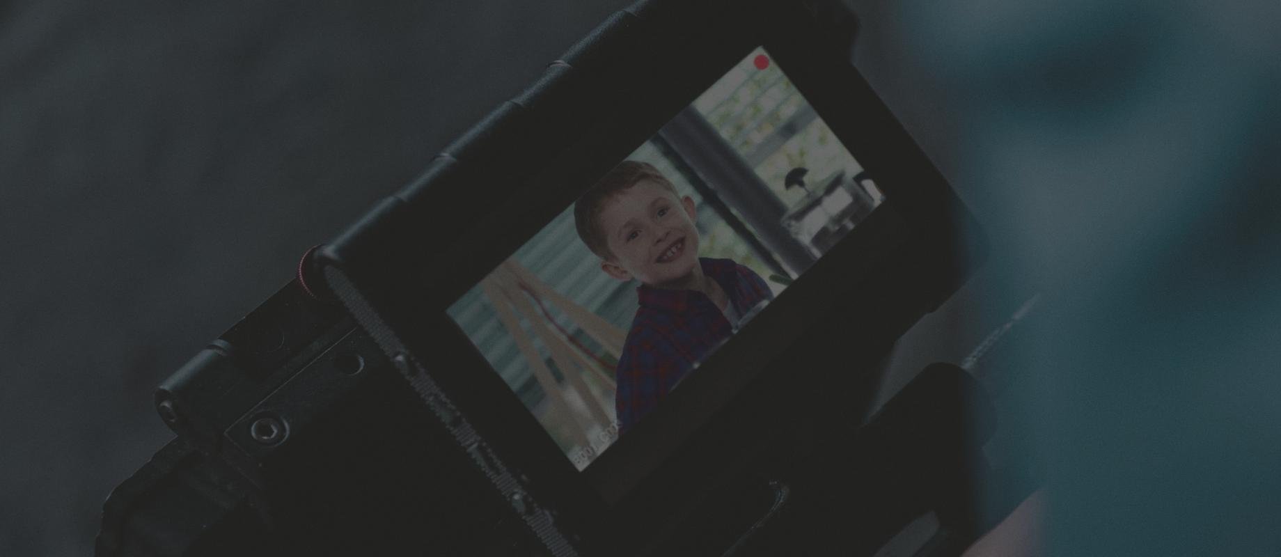 Illustration caméra fenêtre avec un petit garçon