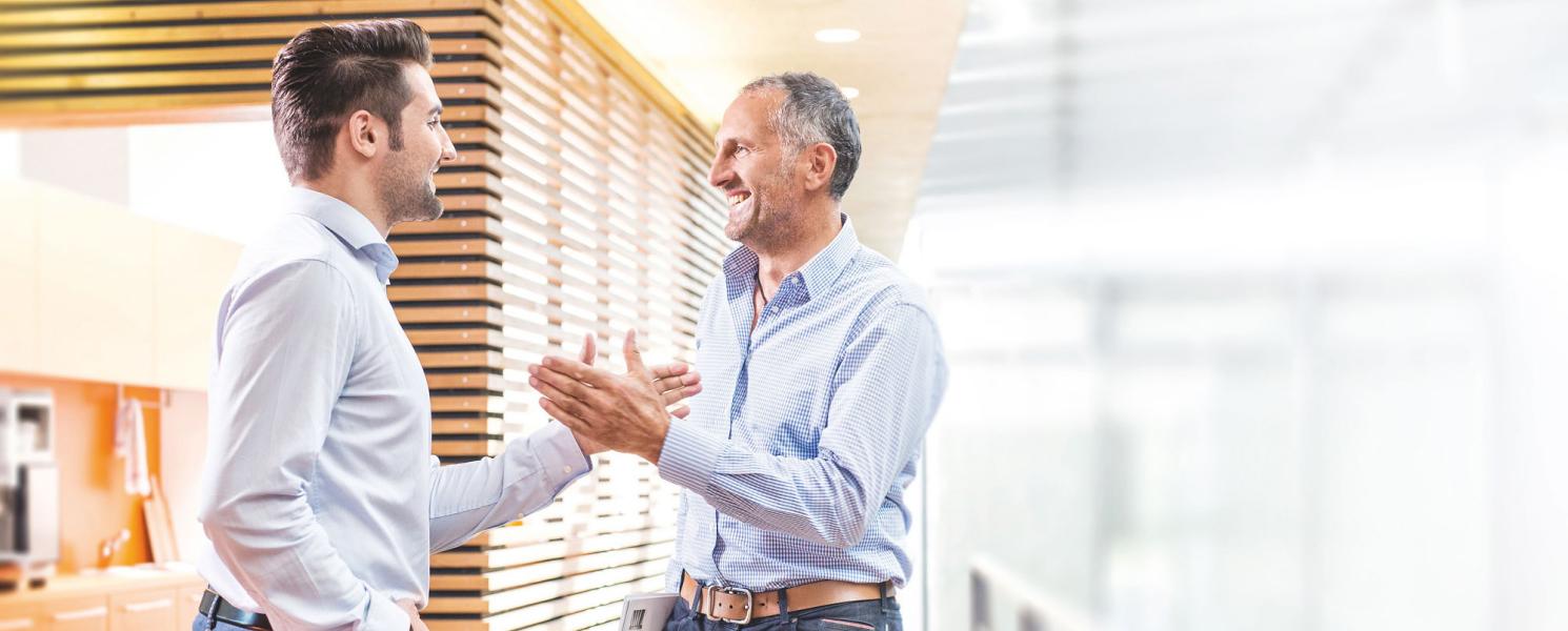 Deux hommes se donnent la main pour sceller un partenariat réussi