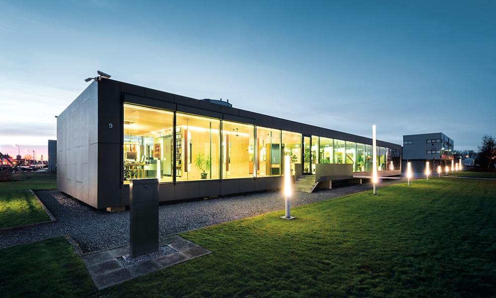 Forum ROMA, construction moderne en béton, au crépuscule, éclairée de l'intérieur