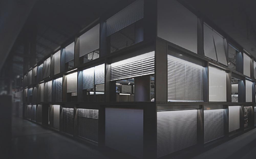 Stand d'exposition composé d'un mur à 3 niveaux avec divers échantillons produits