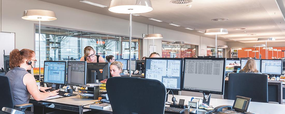 Bureau en espace ouvert avec ordinateurs et experts