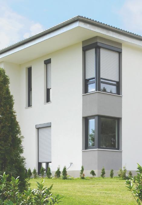 Maison individuelle, toit plat, le jour, volets roulants presque entièrement fermés