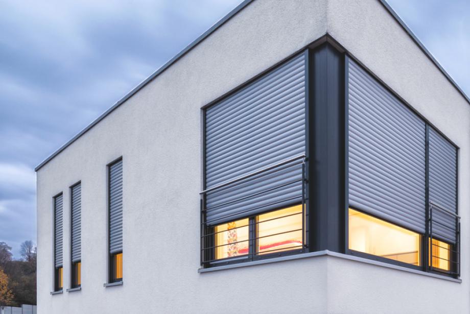 Maison individuelle, toit plat, vue détaillée, fenêtre avec volets roulants presque entièrement fermés