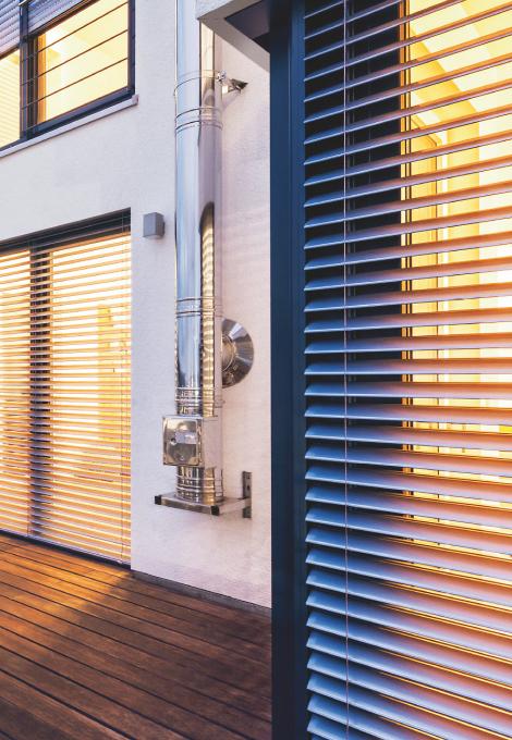 Terrasse avec mobilier d'extérieur, au crépuscule, avec vue sur brise-soleil