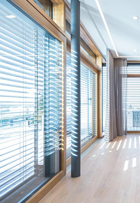 Salle à manger, au crépuscule, éclairée, brise-soleil, position d'inclinaison 90°