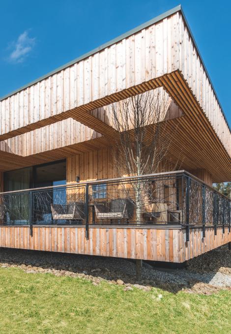 Chalet, vue extérieure, terrasse et espace vert, le jour