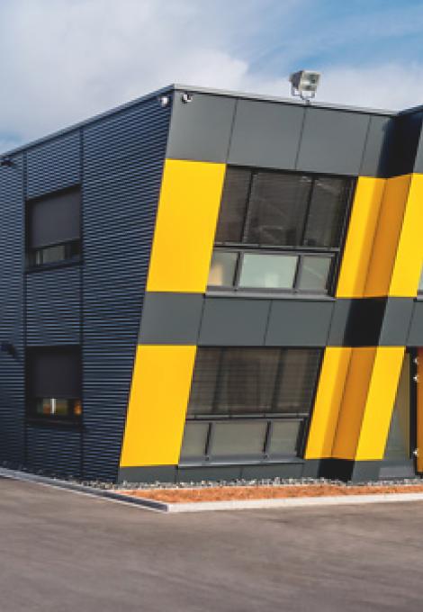 Bâtiment commercial moderne, le jour, stores toiles