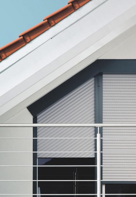 Volets roulants trapèze ROMA posés sur une fenêtre en biais
