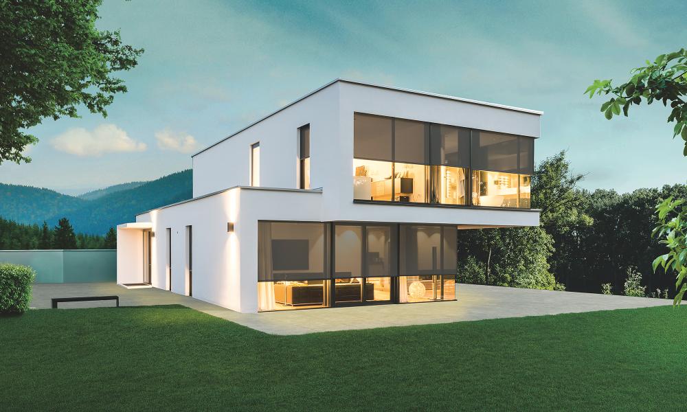 Maison témoin moderne, au crépuscule, éclairée de l'intérieur, stores toiles