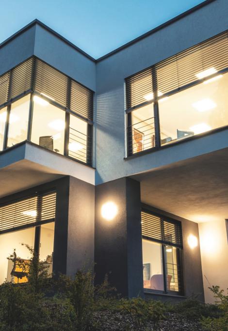 Immeuble de bureaux moderne, au crépuscule, éclairé de l'intérieur