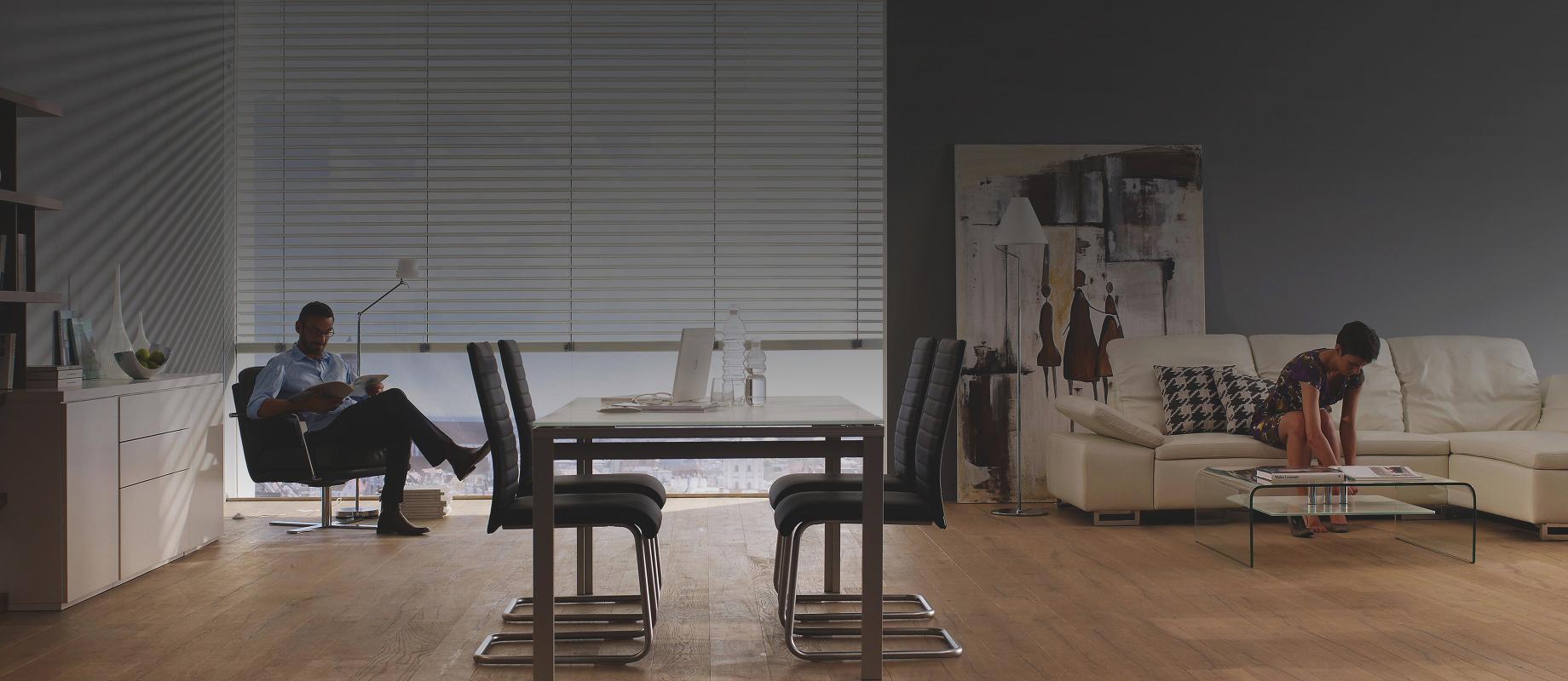 Homme et femme sont assis dans l'espace salon / salle à manger