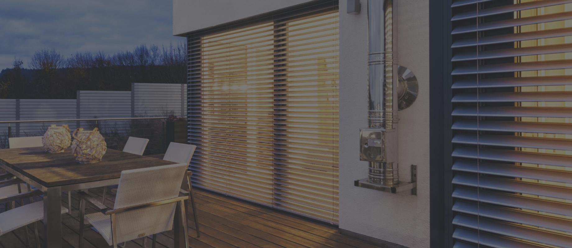 Terrasse avec mobilier d'extérieur, au crépuscule, avec vue sur brise-soleil