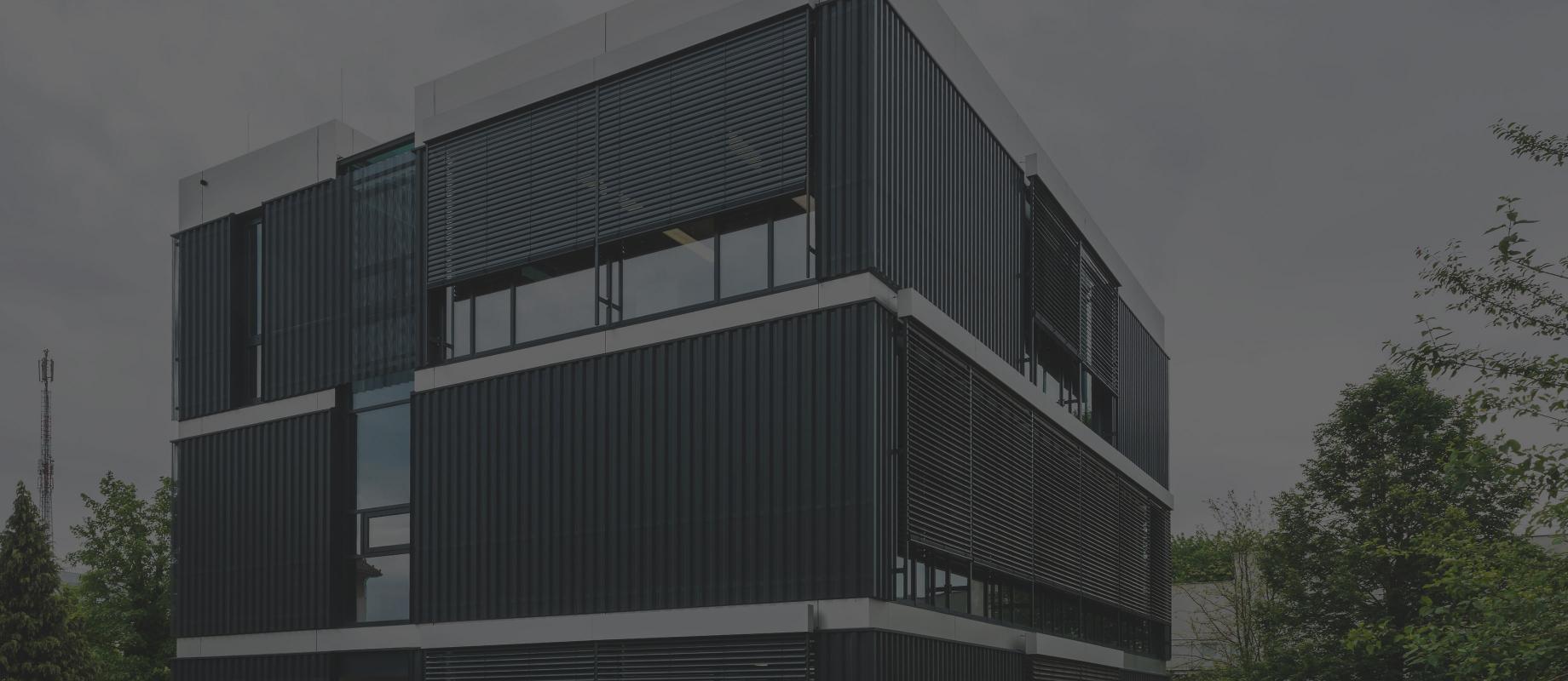 Immeuble de bureaux moderne, le jour, brise-soleil traditionnels