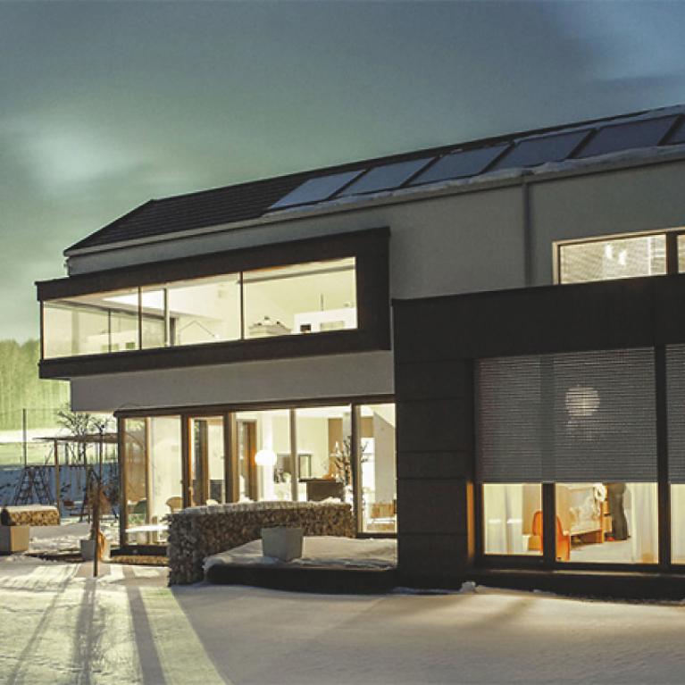 Coupe d'une maison d'habitation, la nuit, éclairée de l'intérieur