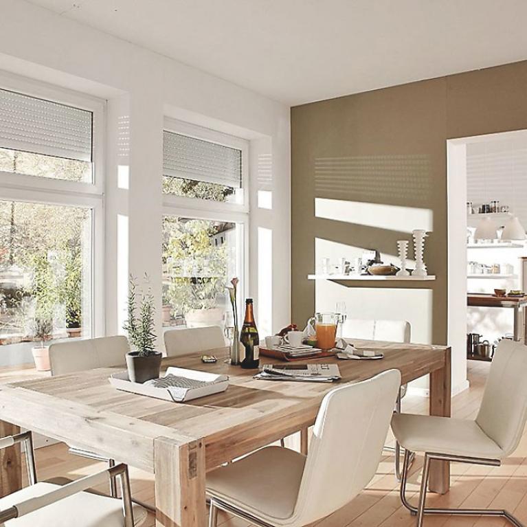 Salle à manger, le jour, avec volets roulants ouverts d'un quart