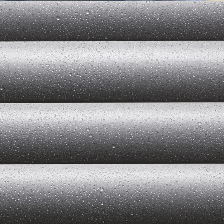 Vue détaillée lames de volets roulants avec gouttes d'eau