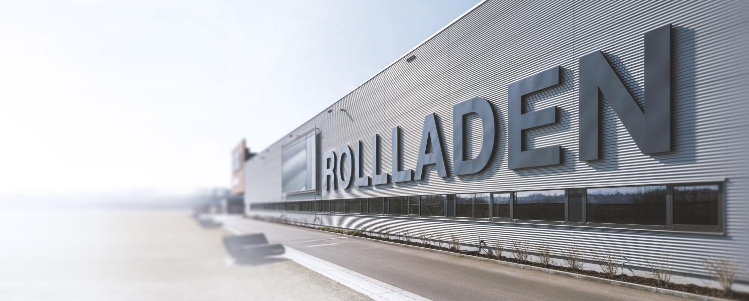 Longue halle avec  "Volets roulants" écrit en lettres capitales, le jour