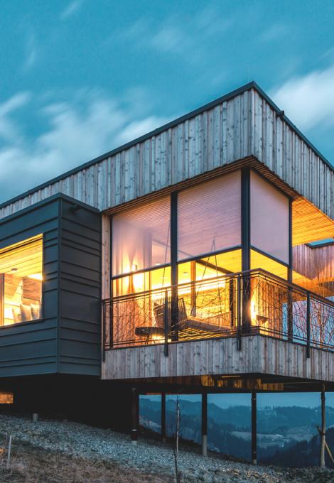 Maison moderne, en pente, avec bois, grandes fenêtres et stores toiles