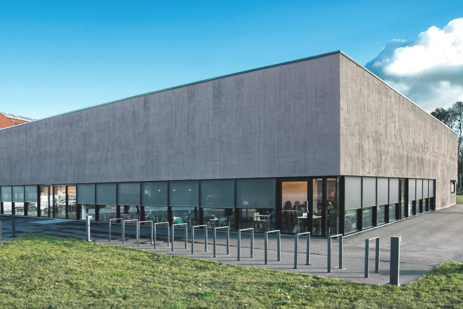 Construction moderne, à deux étages, avec baies vitrées et stores toiles bloc-baie