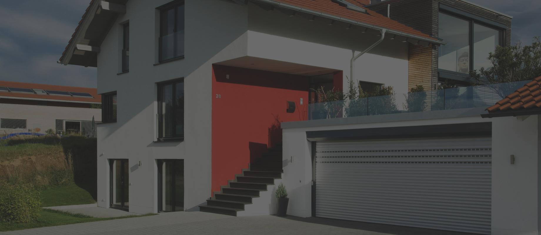 Entrée d'une maison avec escalier, coupe d'un garage avec terrasse de toit