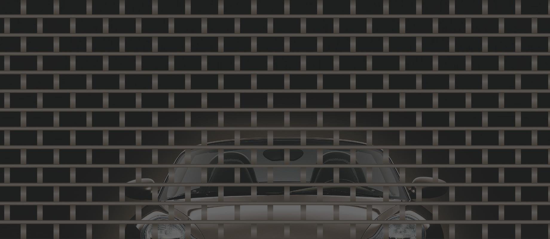 Porsche derrière une grille à enroulement fermée