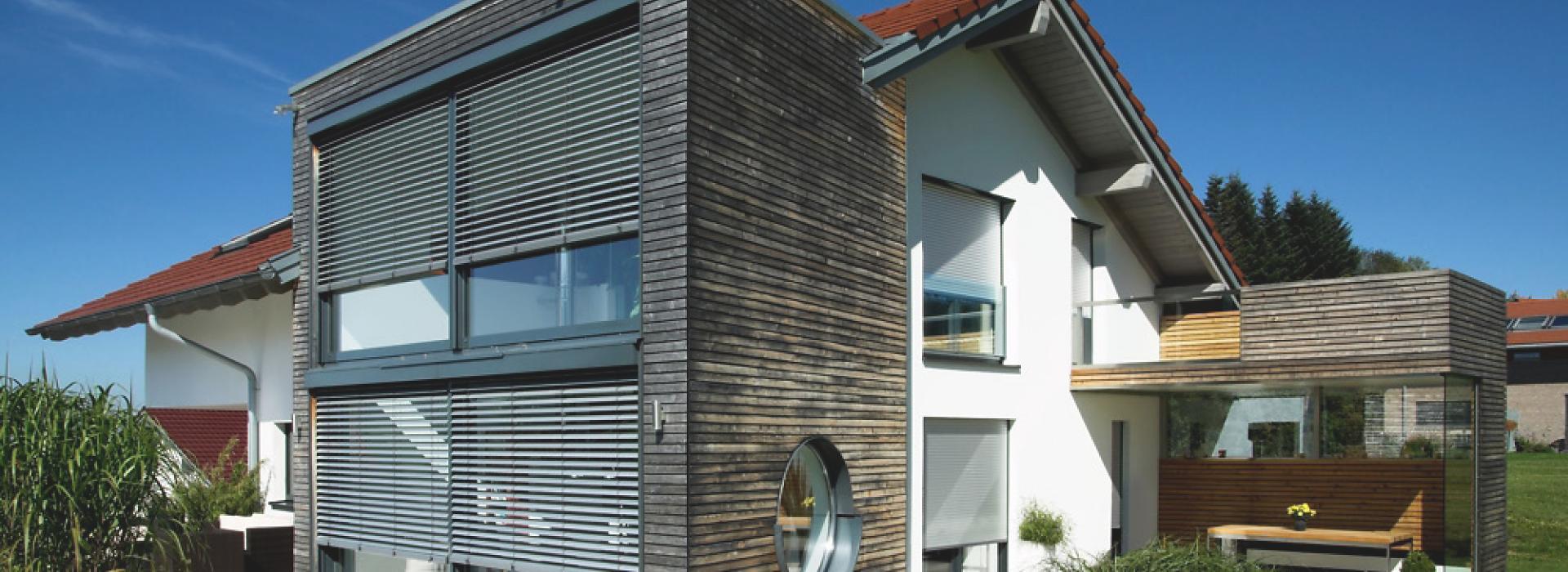 Dépendance en bois d'une maison d'habitation, le jour, avec brise-soleil rénovation