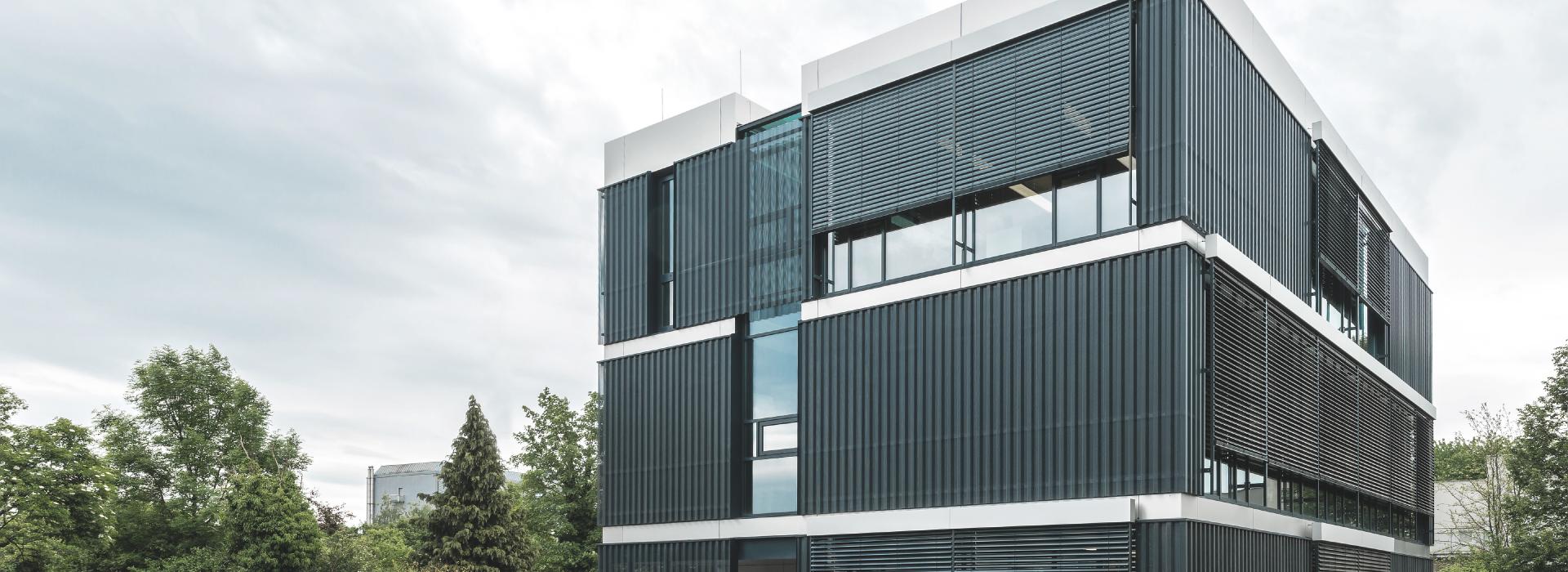 Immeuble de bureaux moderne, le jour, brise-soleil en façade