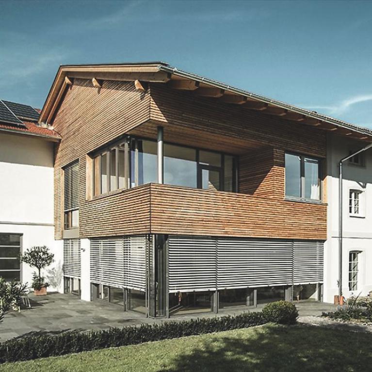 Maison individuelle, le jour, RDC, brise-soleil descendus au 3/4, position d'inclinaison 90°