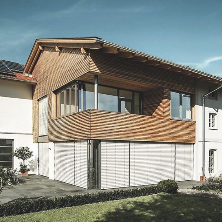 Maison individuelle, le jour, RDC, brise-soleil descendus, position d'inclinaison fermée