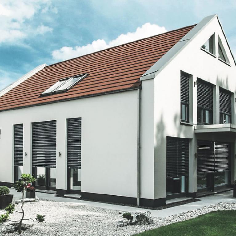 Maison individuelle, le jour, brise-soleil descendus au 3/4, position d'inclinaison 90°