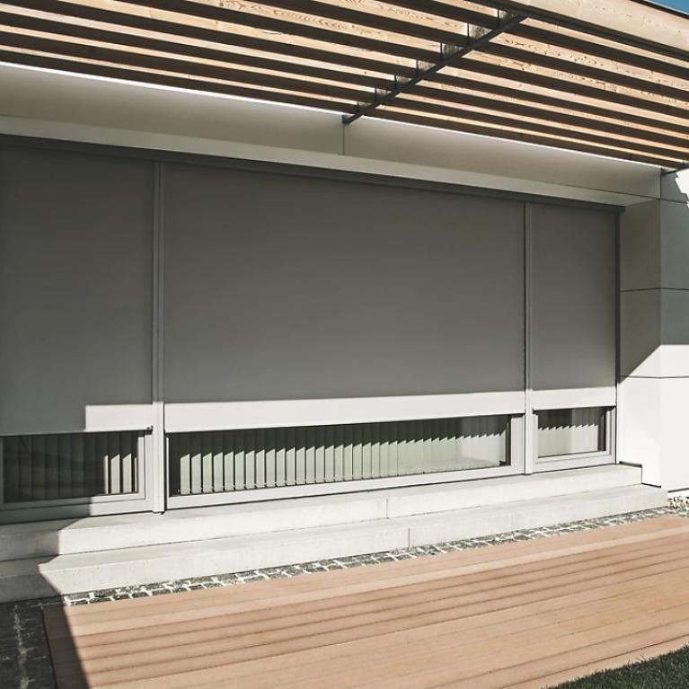 Maison d'habitation Pischelsdorf, Autriche, détail Vue détaillée balcon avec baie vitrée, de jour, stores toiles fermés