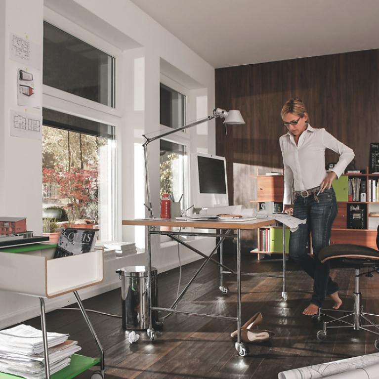 Stores toiles ROMA - Bureau Bureau de l'intérieur, le jour, stores toiles à moitié descendus