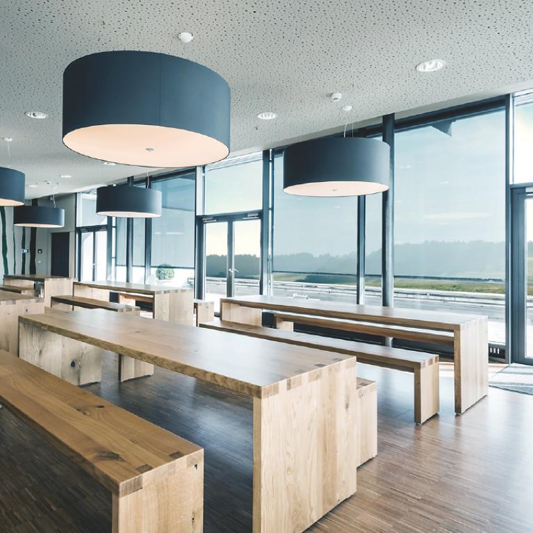 Cantine avec stores toiles Cantine de l'intérieur, le jour, avec baie vitrée et stores toiles