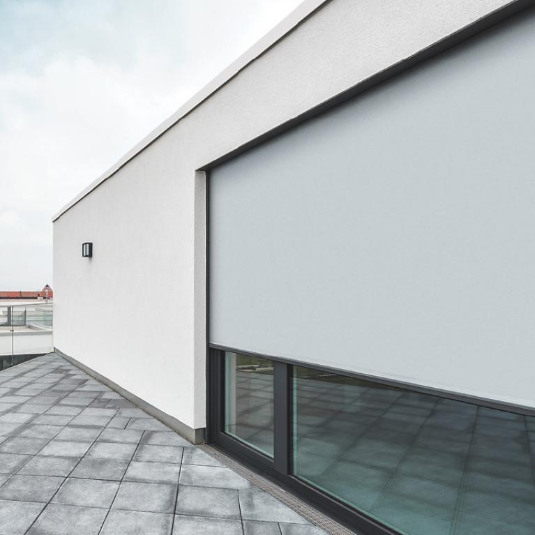 Tour zipSCREEN Landau, détail Vue détaillée, terrasse de toit, le jour, stores toiles rénovation descendus au 3/4