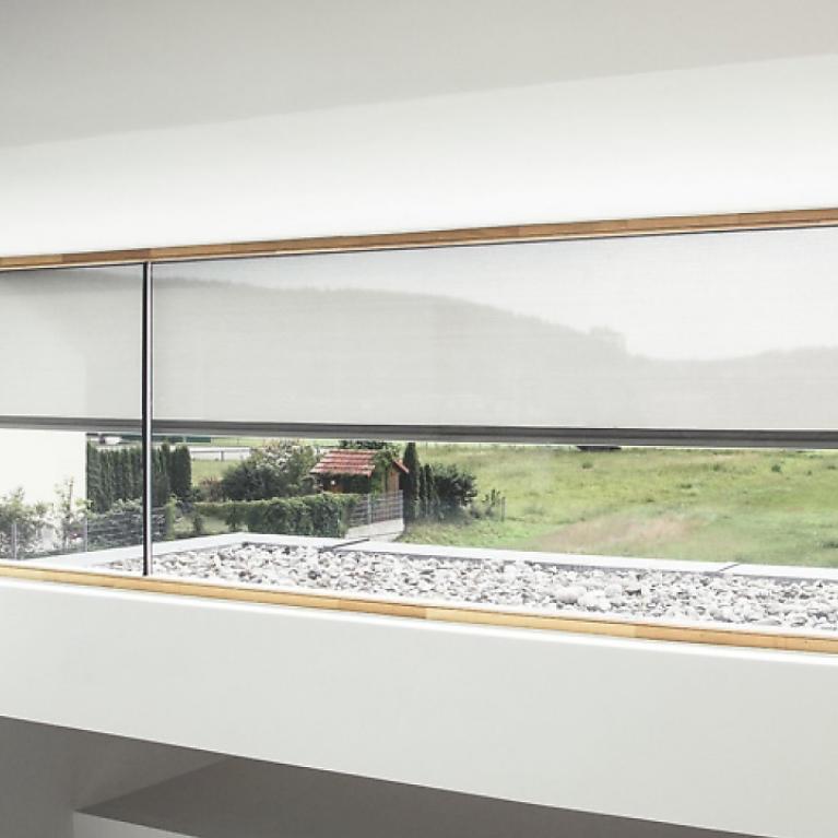 Maison d'habitation Beilngries, détail Vue détaillée baie vitrée de l'intérieur, le jour, stores toiles à moitié baissés