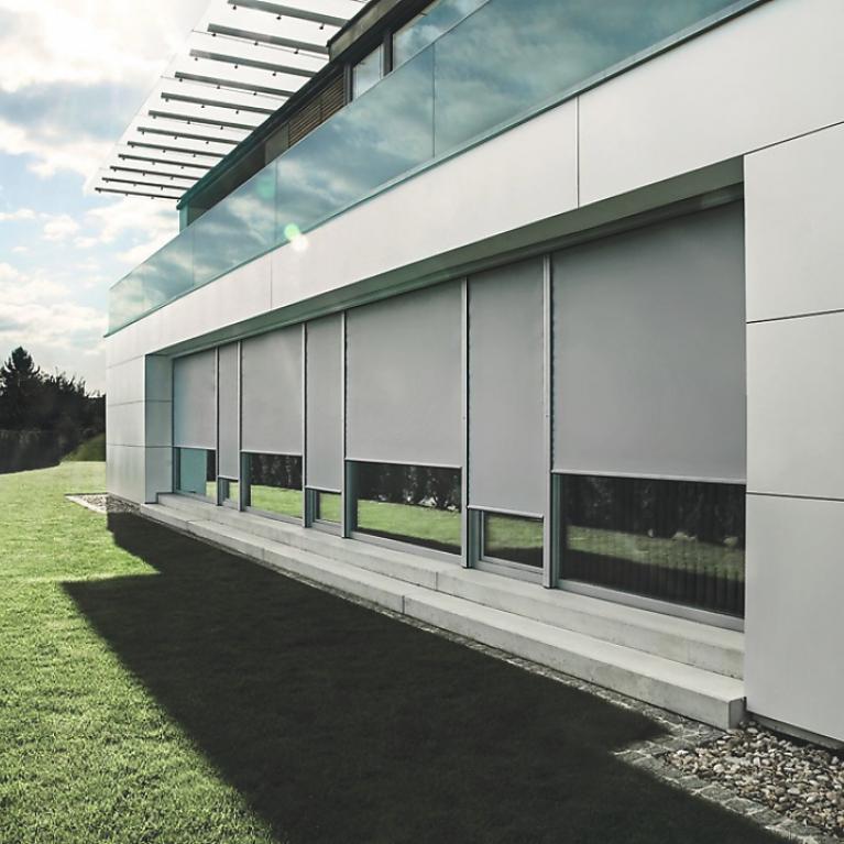 Maison d'habitation Pischelsdorf, Autriche, coupe Baie vitrée avec jardin, le jour, stores toiles descendus au 3/4