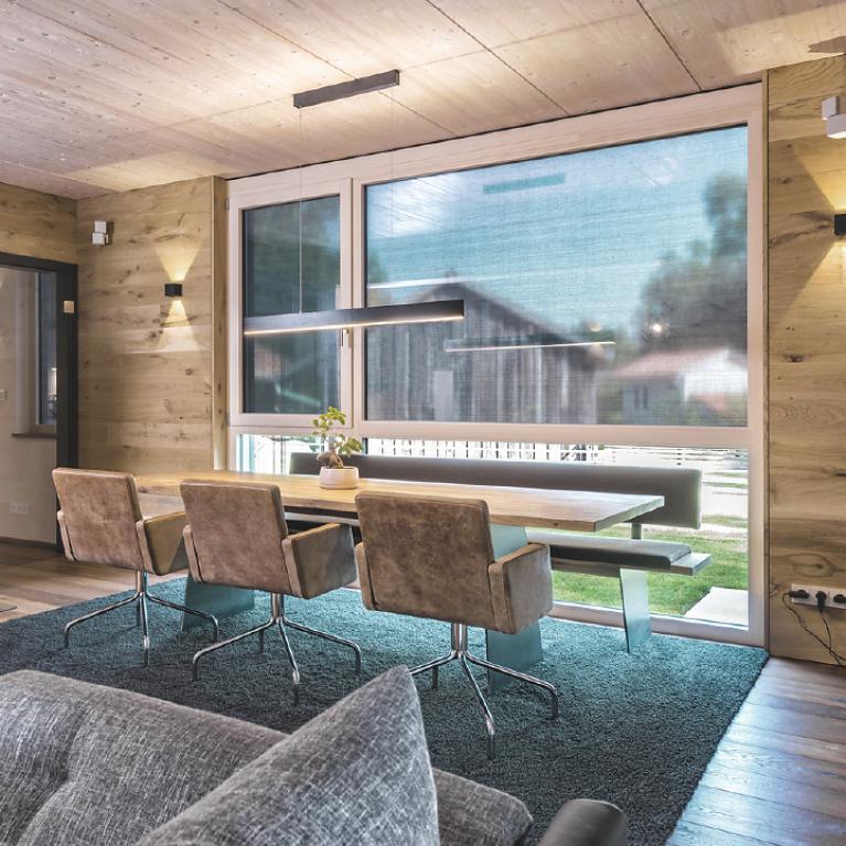 Maison individuelle Jettingen-Scheppach Salon et salle à manger avec vue sur la fenêtre, stores toiles à moitié baissés