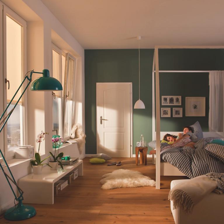 Chambre à coucher avec stores toiles Chambre à coucher de l'intérieur, le jour, stores toiles à moitié baissés