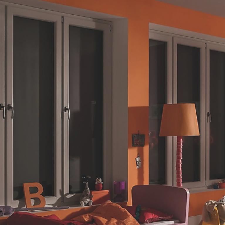 Chambre d'enfant avec stores toiles Chambre d'enfant de l'intérieur avec stores toiles baissés