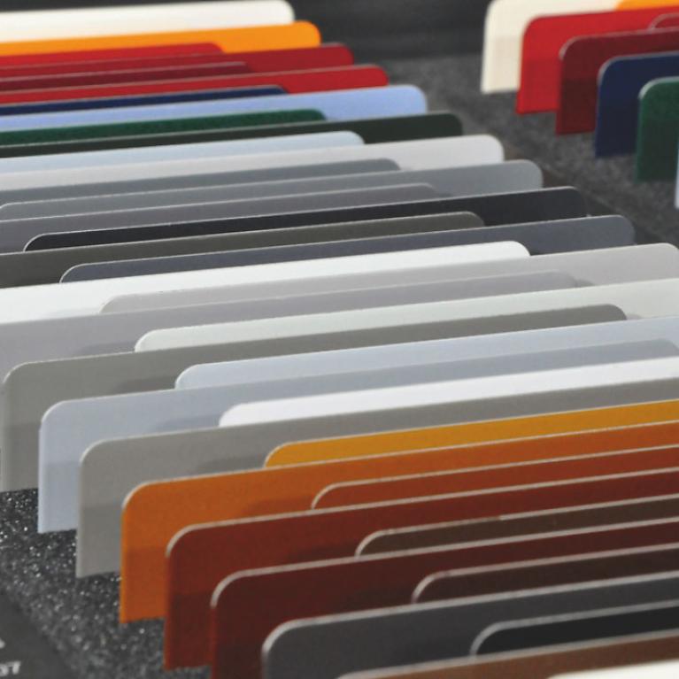 Collection des teintes ROMA Gros plan collection des teintes ROMA sous forme de planchettes en bois