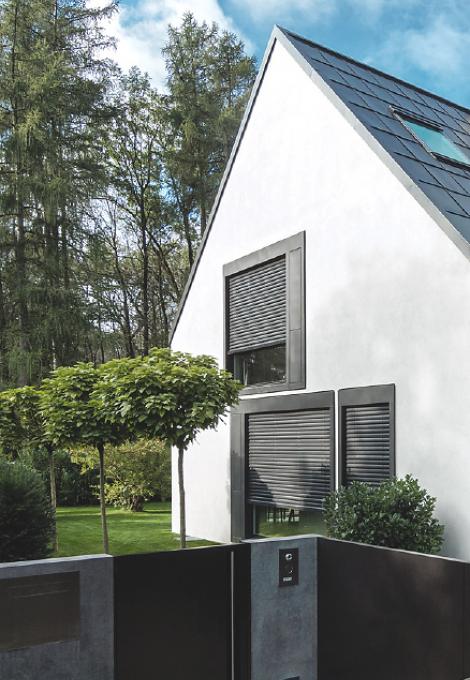 Maison avec toit pointu et brise-soleil