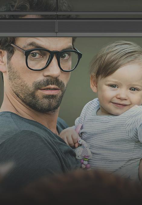 Homme tenant un enfant dans ses bras