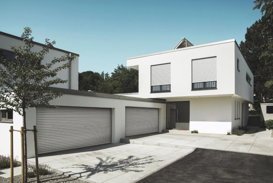 Maison moderne, le jour, avec un garage double, forme en T