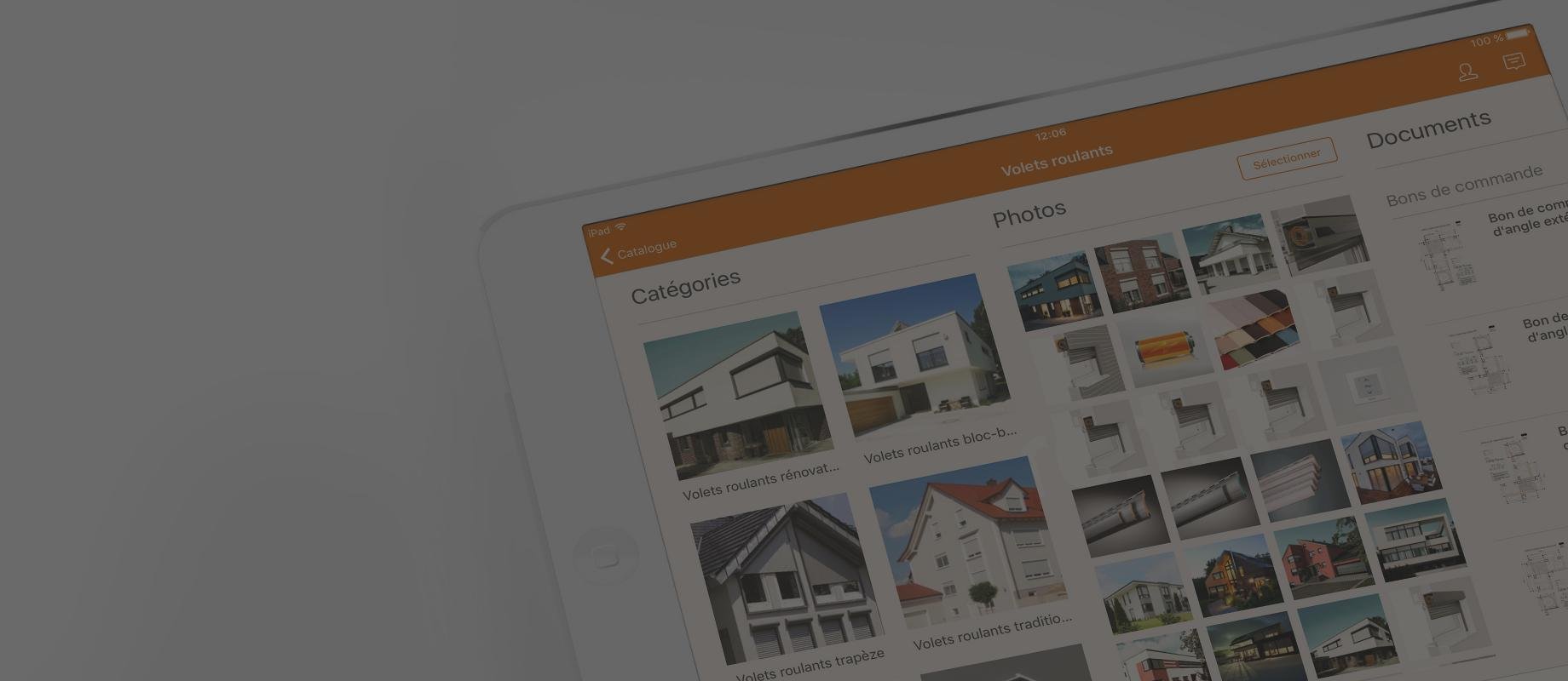 Tablette posée de travers avec catalogue ROMA ouvert à la page des outils