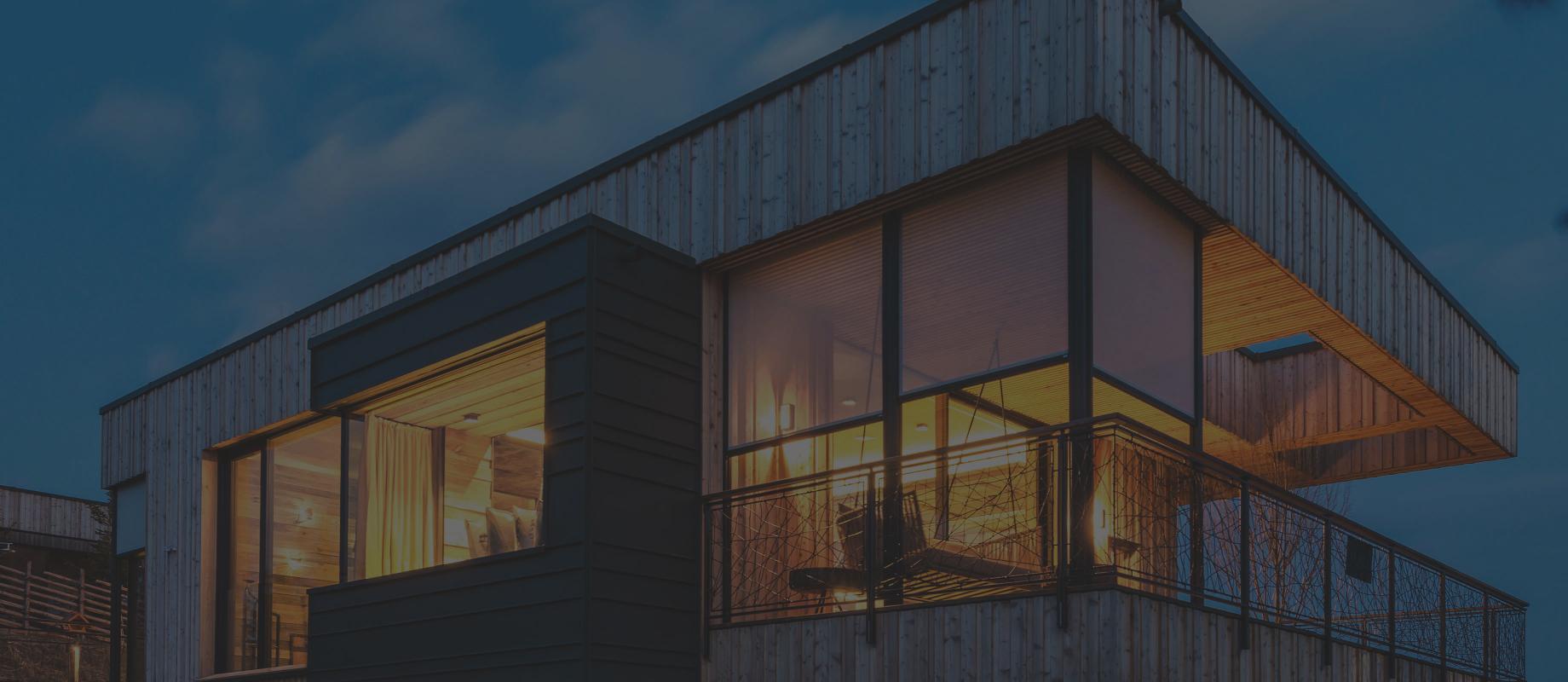 Maison moderne, en pente, avec bois, grandes fenêtres et stores toiles